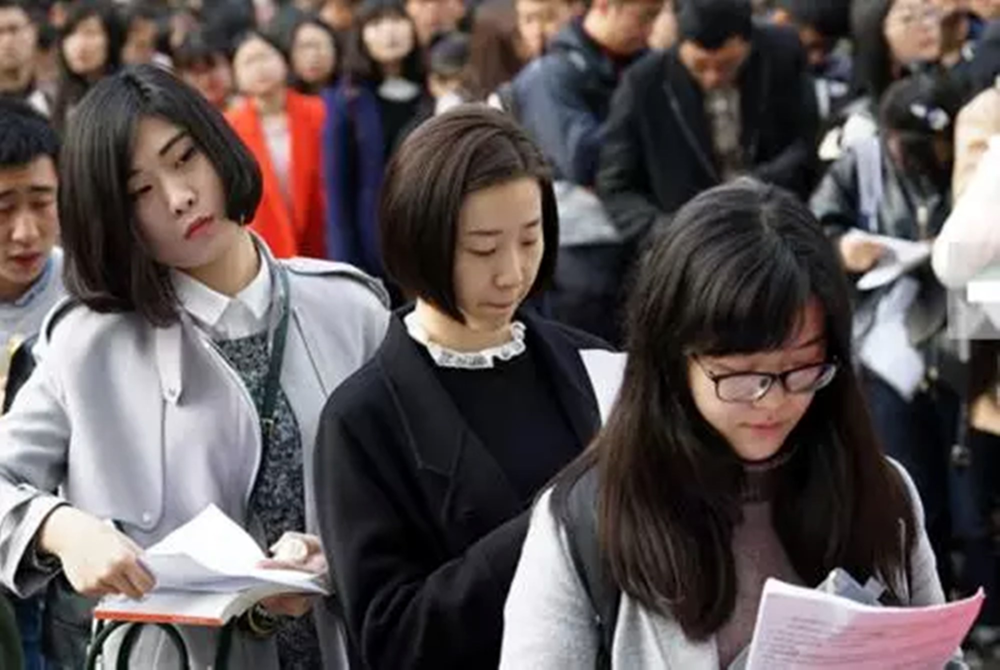 穿衣搭配|“二本生”毕业后都哪去了？低存在感的原因，和学历内卷有关系