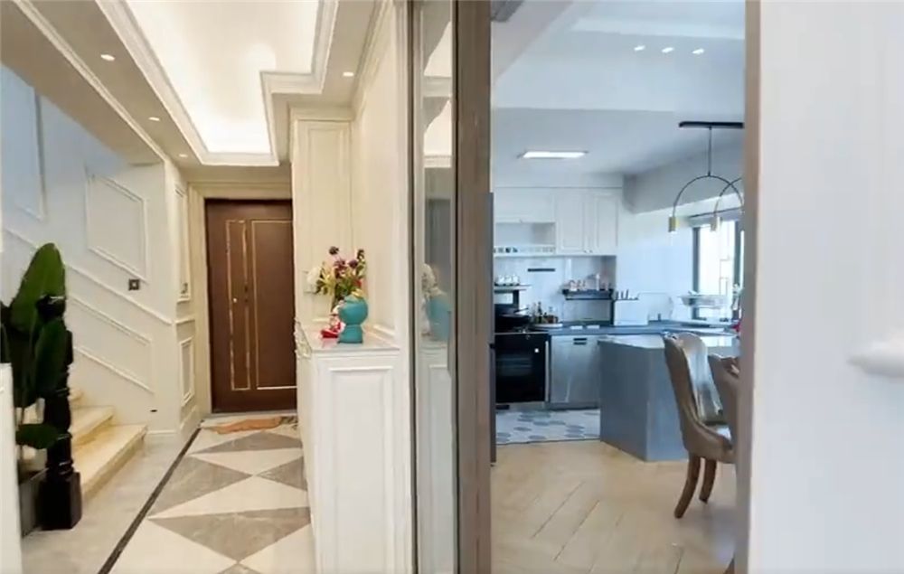 一家六口的405㎡顶层大宅:巧妙利用阁楼,装修出9室4厅5卫