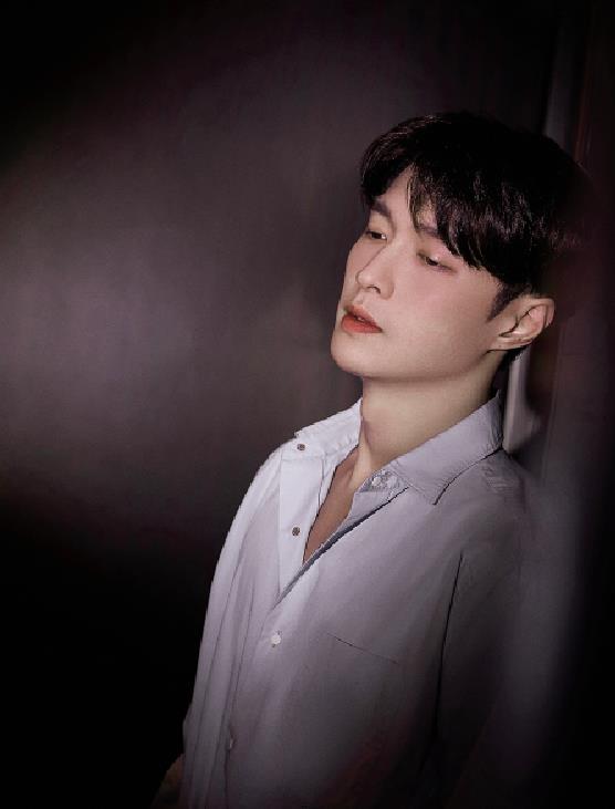 孕期|张艺兴爸爸唱歌视频曝光，父子俩五官超像，都有可爱的小酒窝！