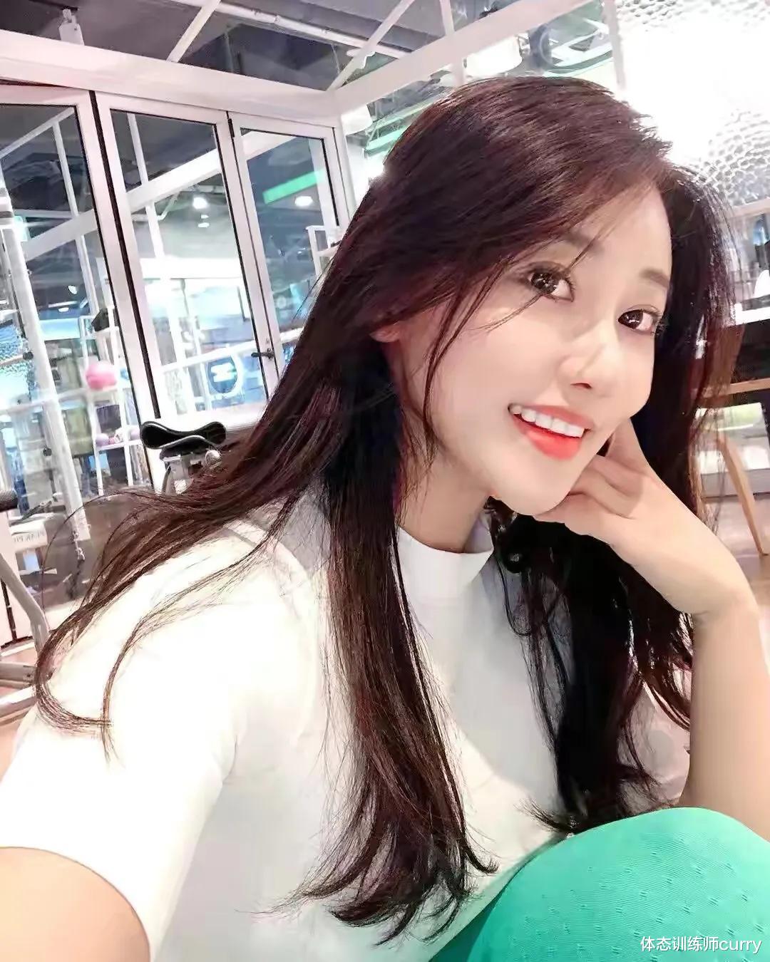 健身 长相甜美身材火辣，被称为私教界奶茶妹妹，之前也是个小胖子