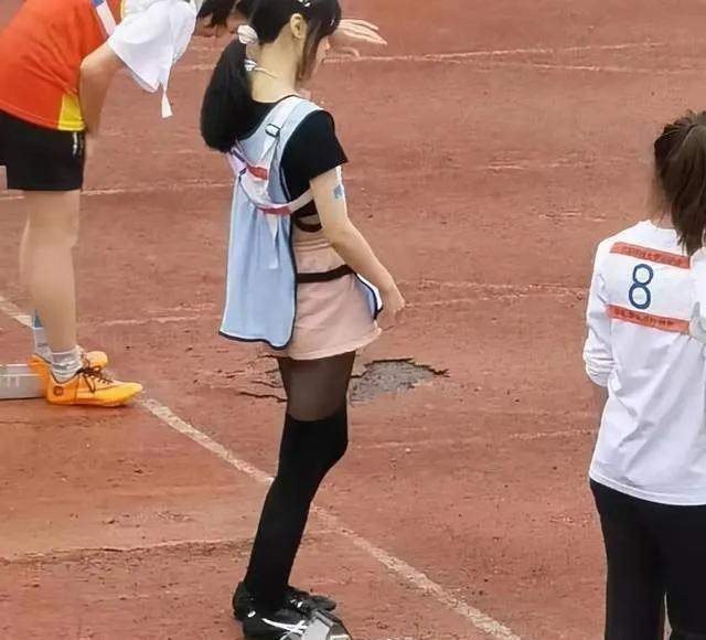 幻女姬 上热搜的女大学生，穿黑丝裤袜参加运动会合适吗？同学说出了原因