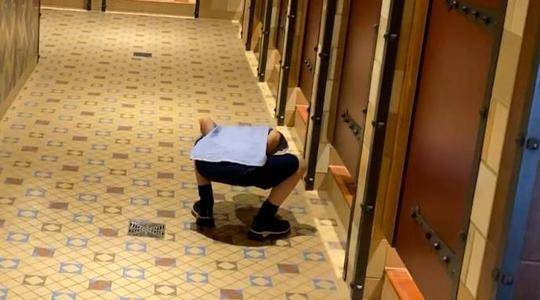 尘世快闻 妈妈带男童进女厕，男童在隔断外偷瞄，网友：阉了他！