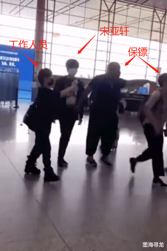 宋亞軒機場又被跟拍，保鏢直接打掉跟拍者手機，這次網友們都叫好-圖2