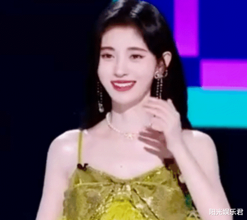 鞠婧祎|孟美岐163cm，鞠婧祎159cm，两人同框时身高差让我看傻眼