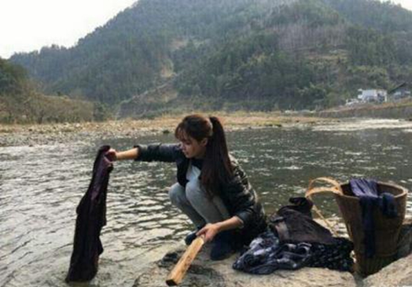 明星|当明星们回到农村老家，个个原形毕露，这才是公众人物该有的样子