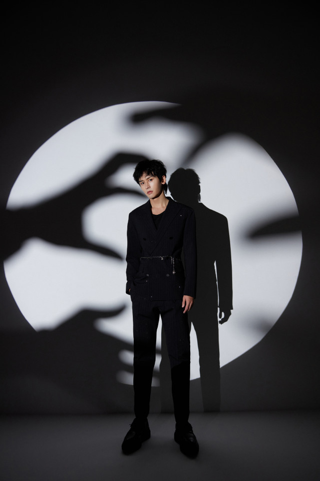 张哲瀚|张哲瀚新狼尾发型惊喜亮相，身着黑色闪钻西装，光影大片酷飒有型