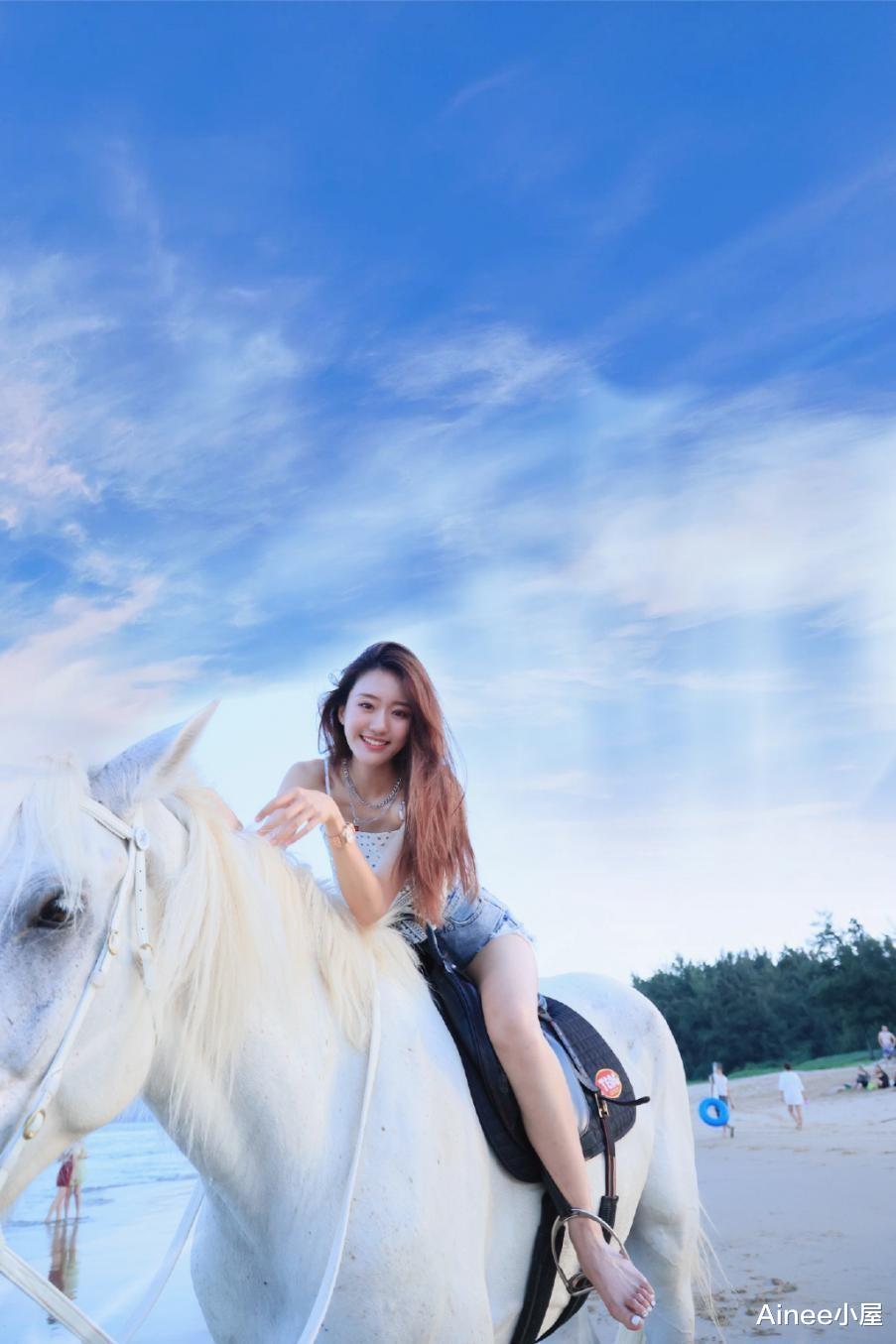 Ainee小屋 闫学晶儿媳妇挺高调，和婆婆在一起也要穿热裤，白皙长腿太撩人