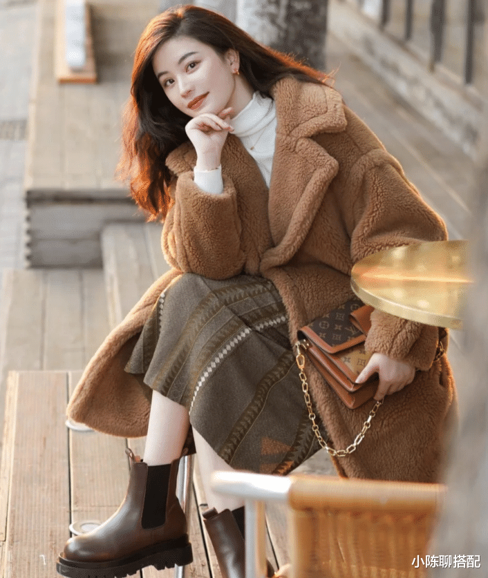 小陈聊搭配 50+女人别老穿小白鞋,今秋流行的“小短靴”太优雅,保暖还舒适
