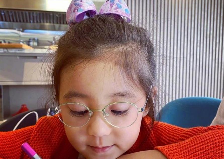 |贾静雯晒女儿近照，6岁咘咘耳饰抢眼，被妈吐槽一看书就睡着