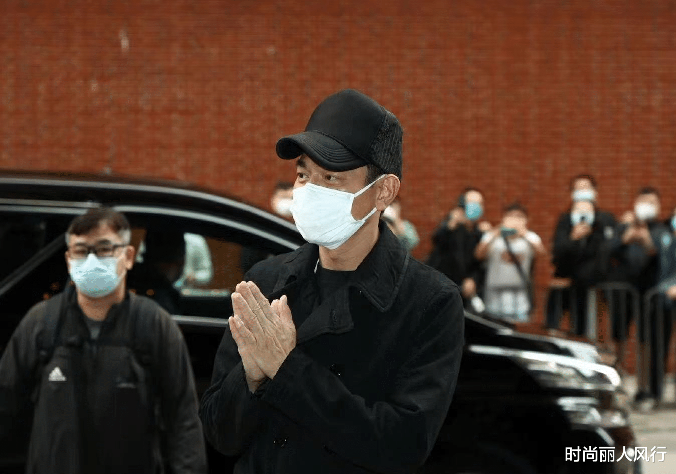 周星驰|周星驰送吴孟达最后一程！低扣帽檐踩运动鞋现身，神情难掩低落