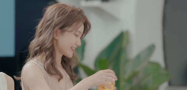 时尚百搭说|心动的信号男一强攻女二：送排队2万号的奶茶，放话银行卡拿去刷
