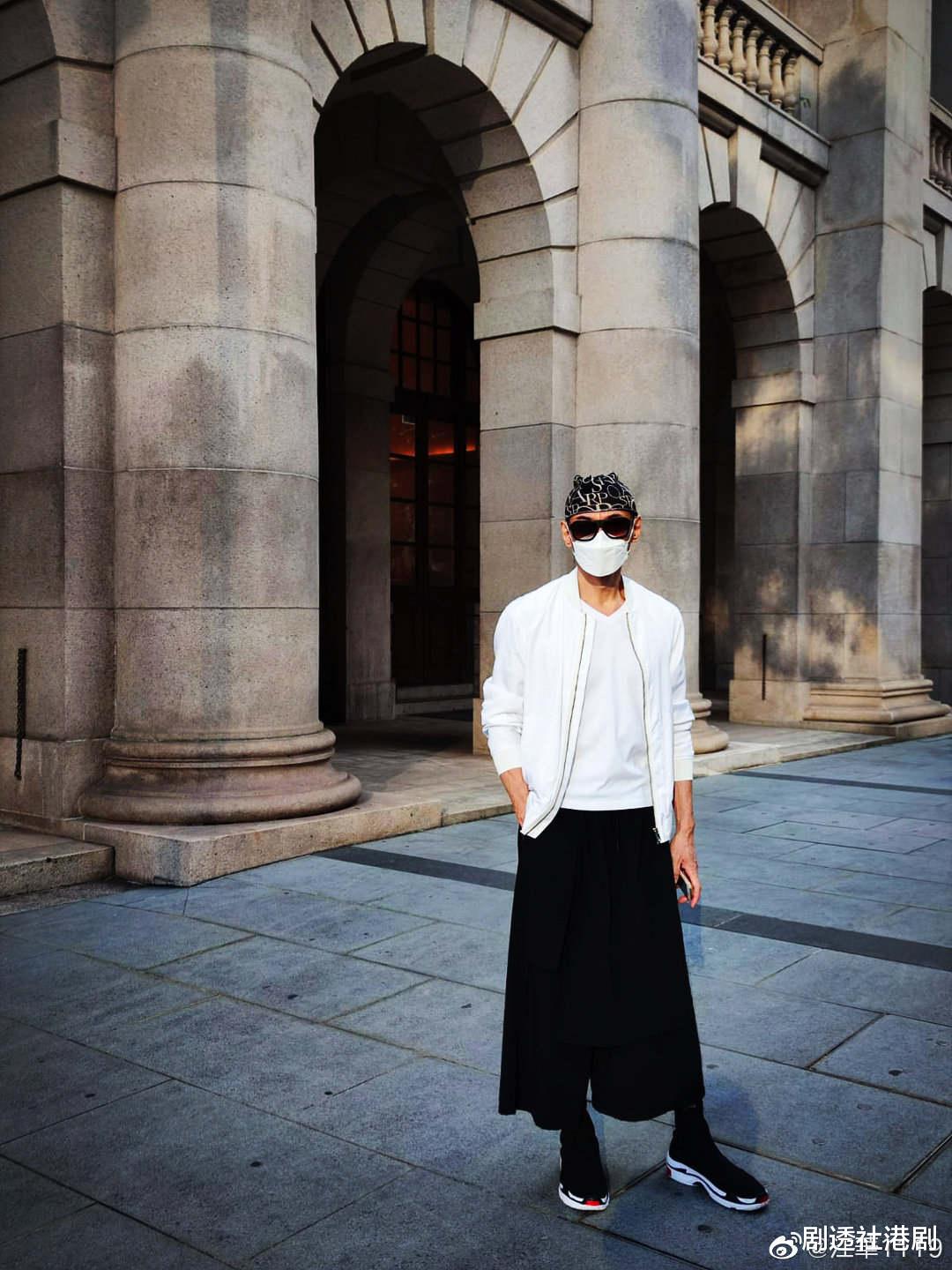 杨丞琳|59岁江华罕见现身超市购物，头巾颇抢镜，外套被网友指眼熟