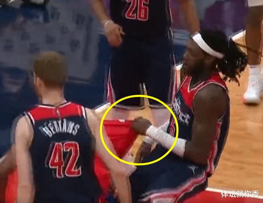 哈雷爾|火爆！2大NBA惡漢抱摔，10人亂作一團，裁判拉不住，哈雷爾被驅(qū)逐