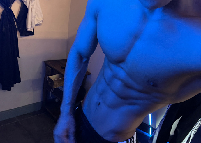 健身圈一哥|腹肌宛如搓衣板，麒麟臂健壮似公牛，侧平举1000个都是小意思！