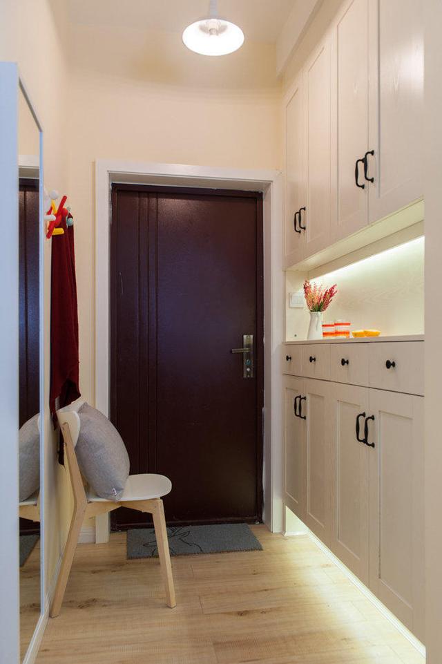 90平米的温馨小家装修好了,整体色调温馨舒适,入门就被玄关迷住