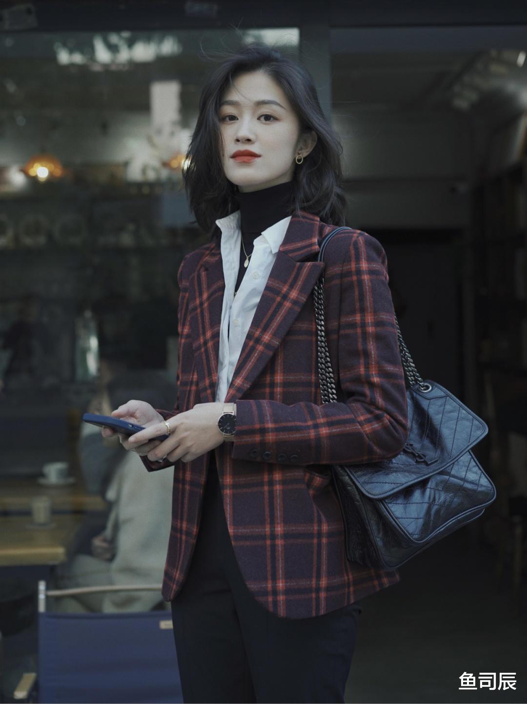 穿衣搭配|职场OL冬季离不开“羊毛西装”，借鉴这组搭配，日常通勤也很时髦