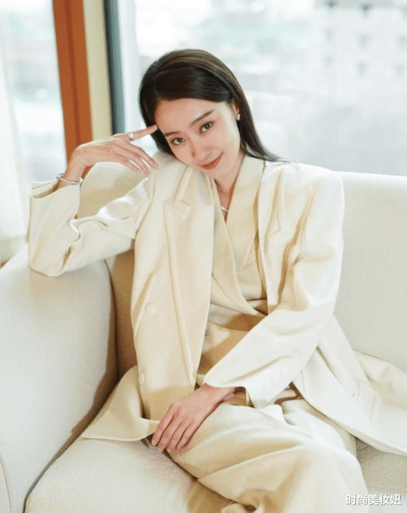 时尚美妆妞 张小斐火了后衣品真高级，一身牛仔穿搭简洁大气，明星范十足