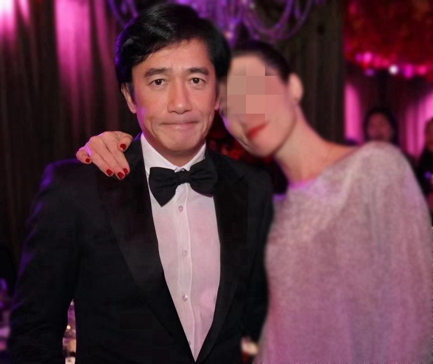 梁朝伟|梁朝伟现身刘嘉玲生日宴，被美女搂着贴脸合影，表情既痛苦又尴尬