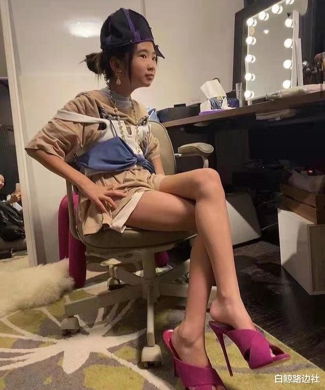 曹格|曹格妻子晒11岁女儿近照！偷穿恨天高打扮成熟，继承了妈妈高颜值