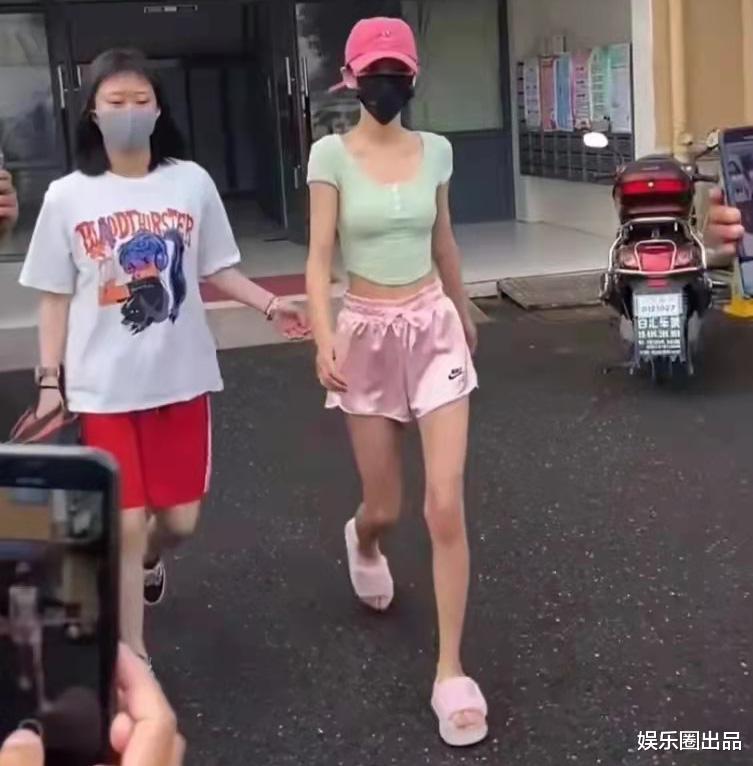 张予曦|张予曦片场拍戏被抓拍，处理方式获赞，网友：“巨星气质藏不住”