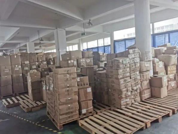 青海新闻联播 女子满脸蜕皮像烧焦，购买的网红美容霜来自公厕？怒举报无良商家