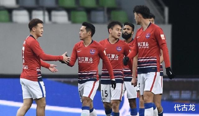 大连|近8轮首胜！重庆队1-0大连人，张外龙跪地庆祝，保级救命3分