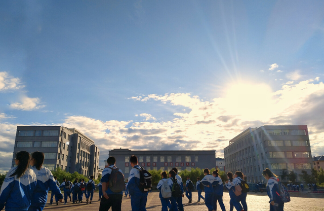 家有二宝育儿|中学生的迷惑行为，四季都热衷春秋款校服，“夏捂冬冻”令人不解