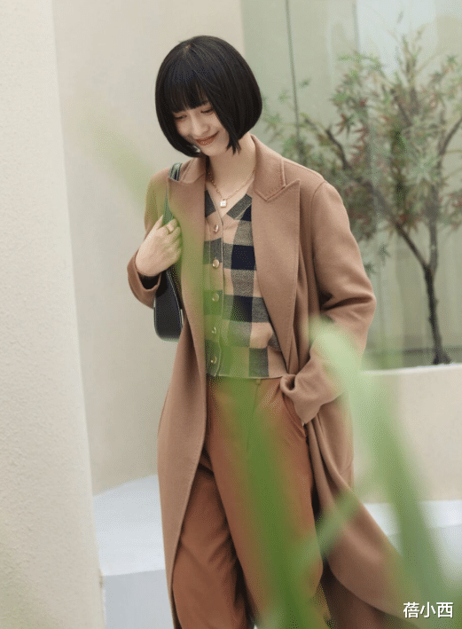 红薯 短发女孩别装嫩了，试试“大女人风”大衣look，让你又飒又美！
