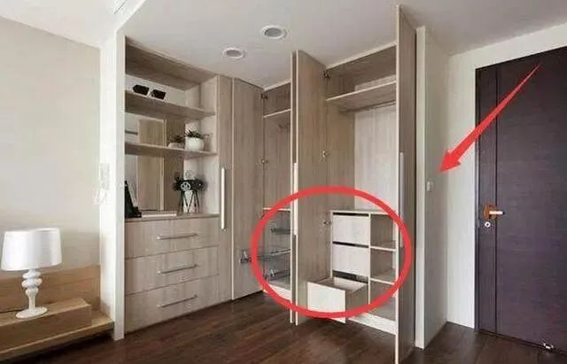 一旦装修工人这样装衣柜,赶紧喊停,不然吃亏的就是你!