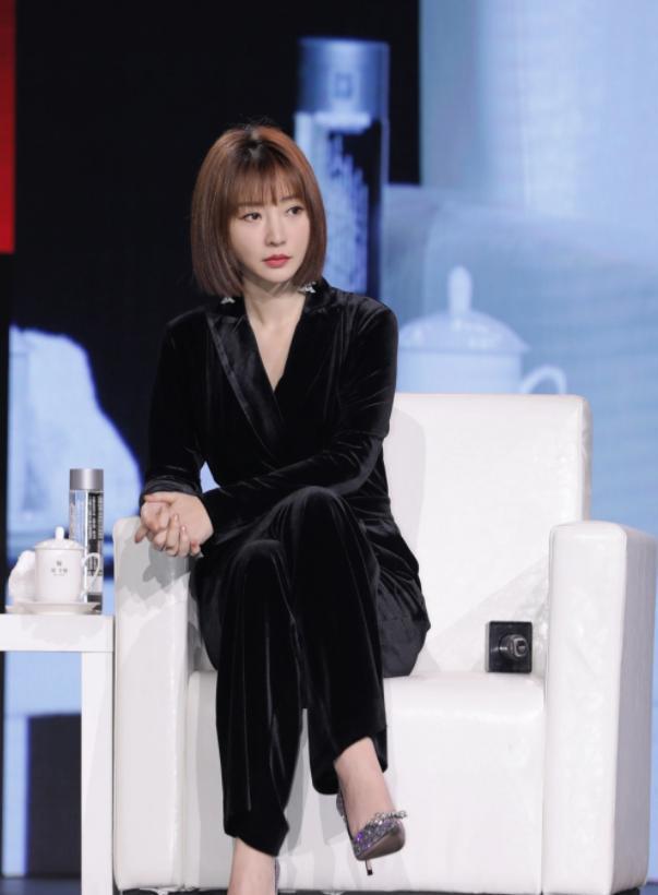 柳岩|柳岩的“直角站”火了，看她双腿怎么放的，一般人模仿不来