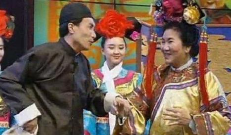 春晚|潘长江25年前的春晚，谁注意到他身边跳舞的丫头，如今红得一塌糊涂