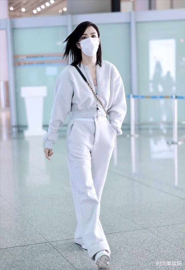 佟丽娅|佟丽娅离婚后越穿越年轻，蓝色毛绒外套配卫裤，像小姑娘一样