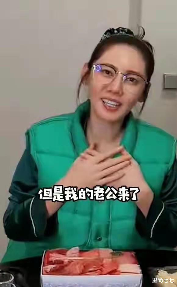 秋瓷炫|秋瓷炫婚变后首次秀恩爱，穿奶奶棉袄老太多，素颜出镜大脑门抢眼