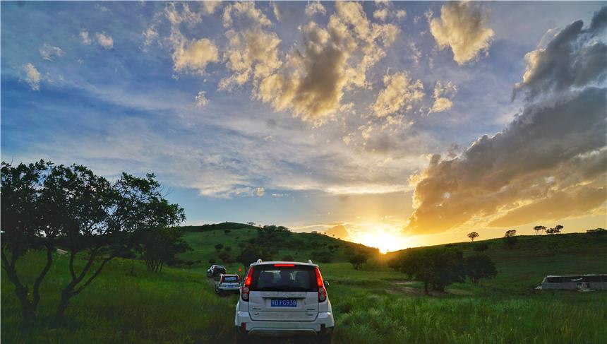 琳妹儿说|夏天避暑目的地首选，内蒙这个草原牧场很凉爽，和梅花鹿羊驼嬉戏
