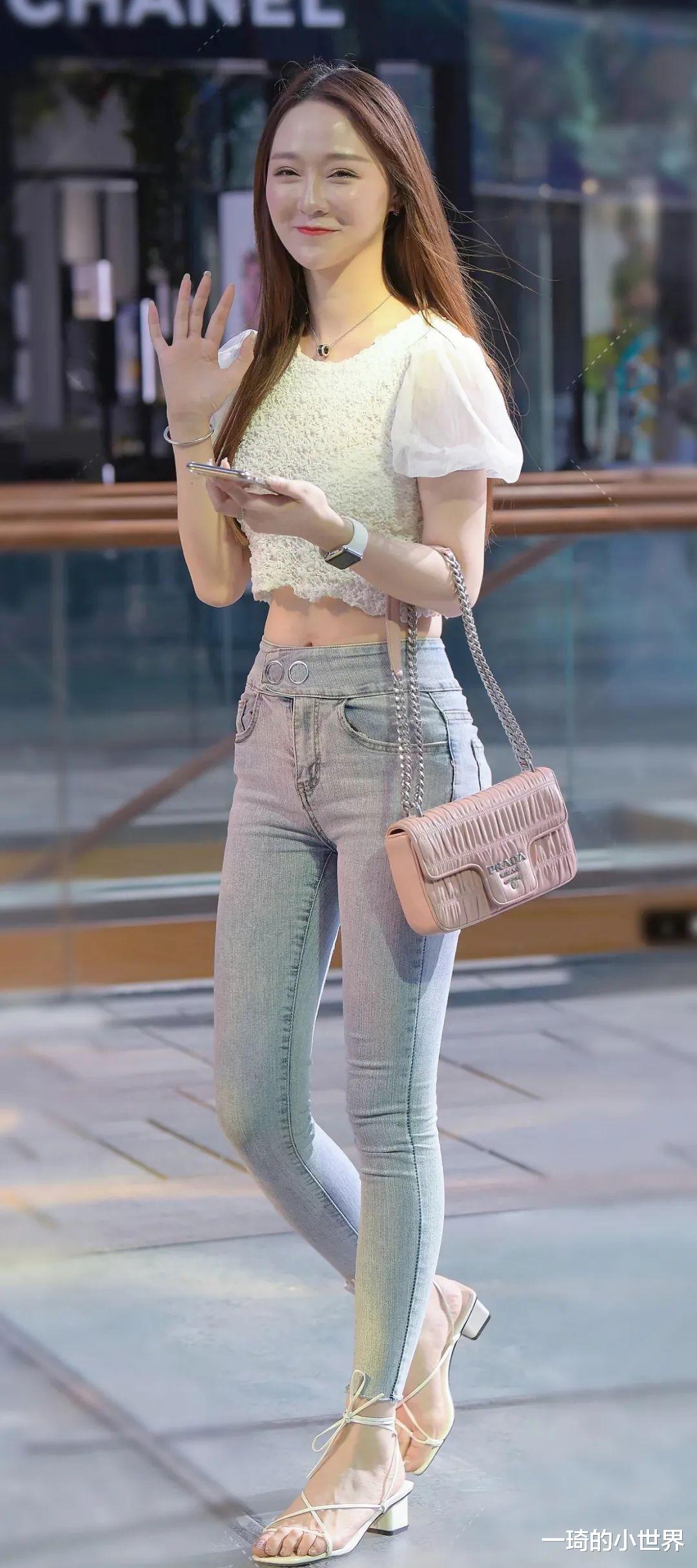 一琦的小世界|?优雅女士穿牛仔裤,魅力更加明显