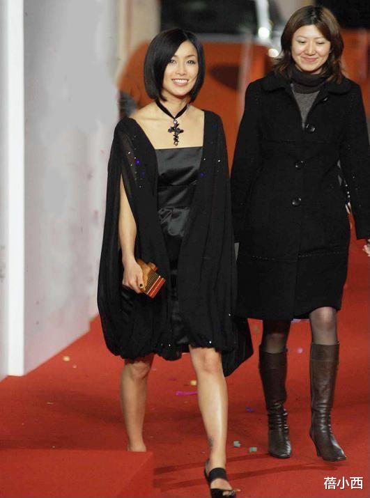 穿衣搭配|酒井法子终于剪了短发，一身黑打扮低调亮相，看不出已经50岁了