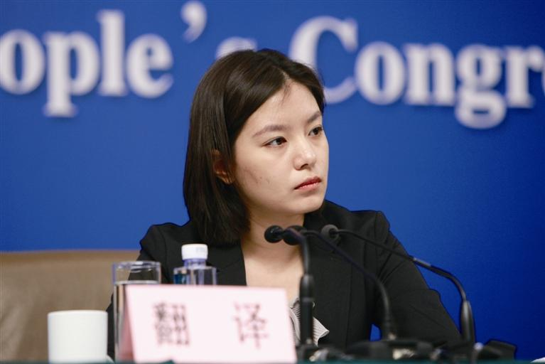 翻译|翻译女神张京丈夫罕见亮相，长相惊艳身份不一般，难怪不愿公开