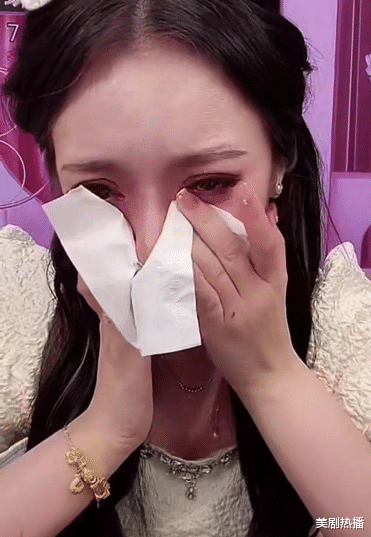 带货|辛巴爱徒蛋蛋直播间崩溃大哭，黄金手镯上错价格损失一个亿