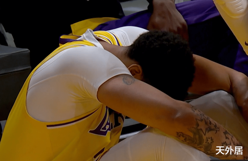 |仅5分半,戴维斯再次受伤倒下!往死里用?跑步都不利索还强行打