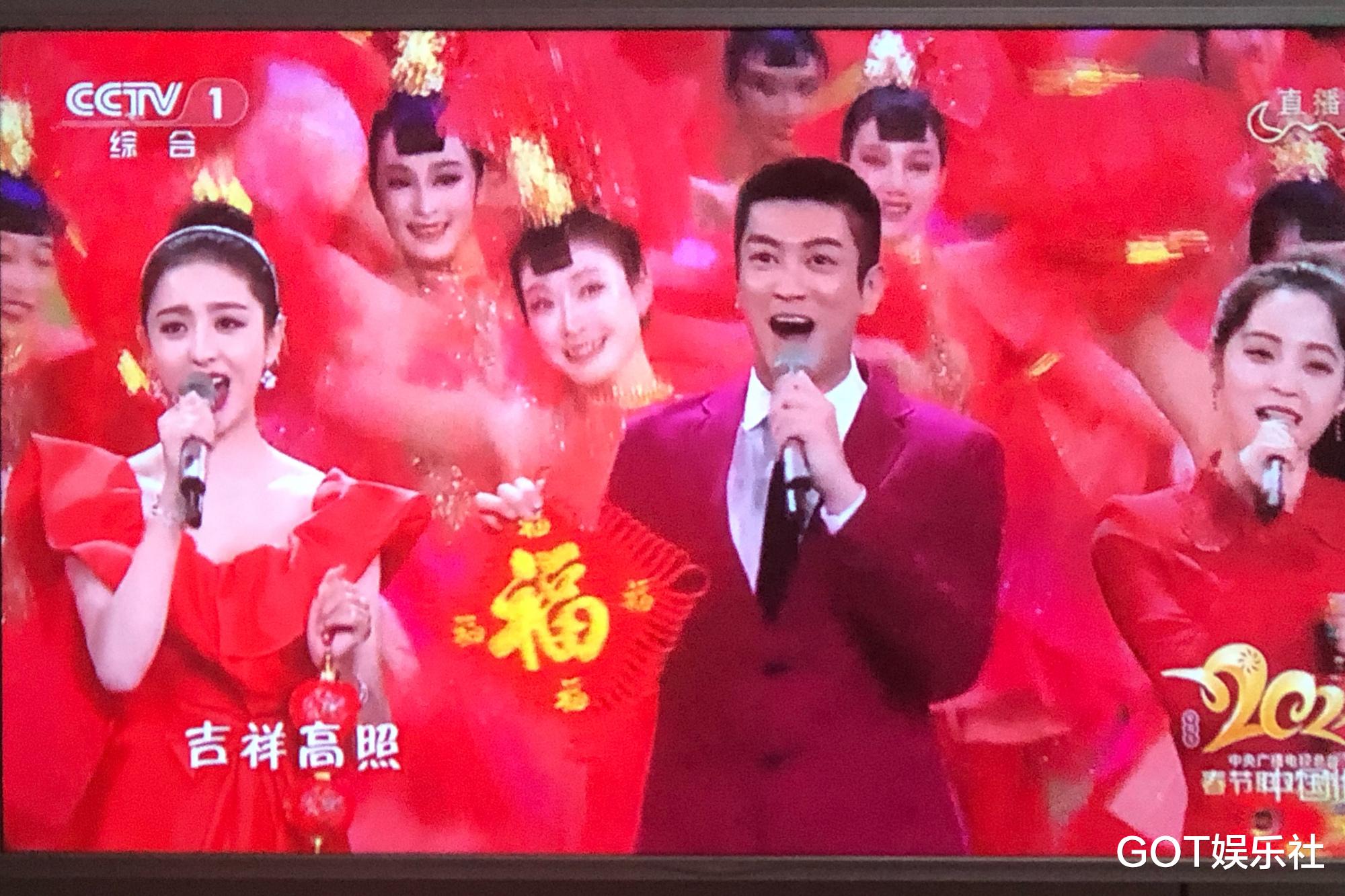 春晚|春晚：新主持人张韬被赞好帅，王一博关晓彤扛住央视镜头颜值高