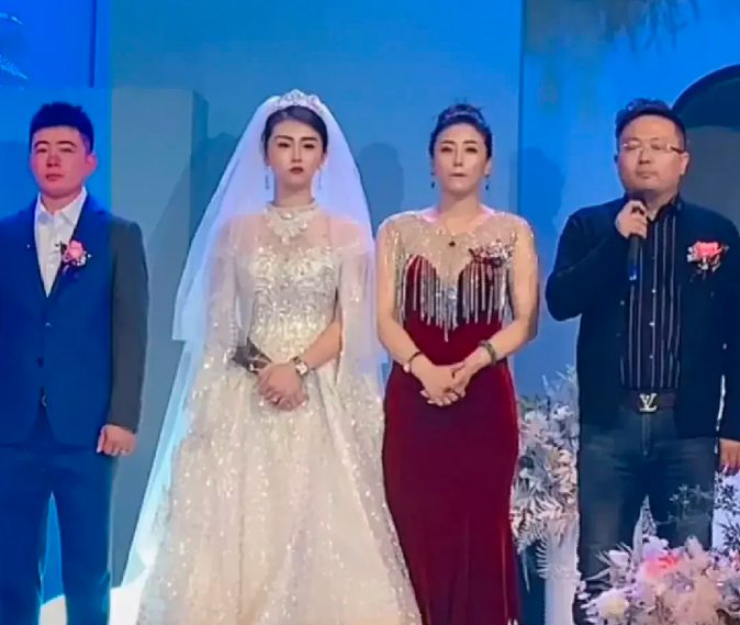 萱爸育儿经|女儿婚礼上,超年轻丈母娘成焦点,神仙颜值羡煞网友:以为是闺蜜