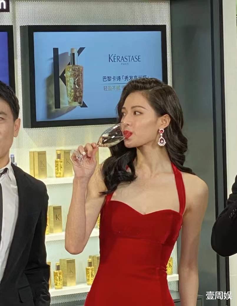 钟楚曦|钟楚曦现身活动捞金,穿开衩裙不惧寒冷,为了秀身材豁出去了!