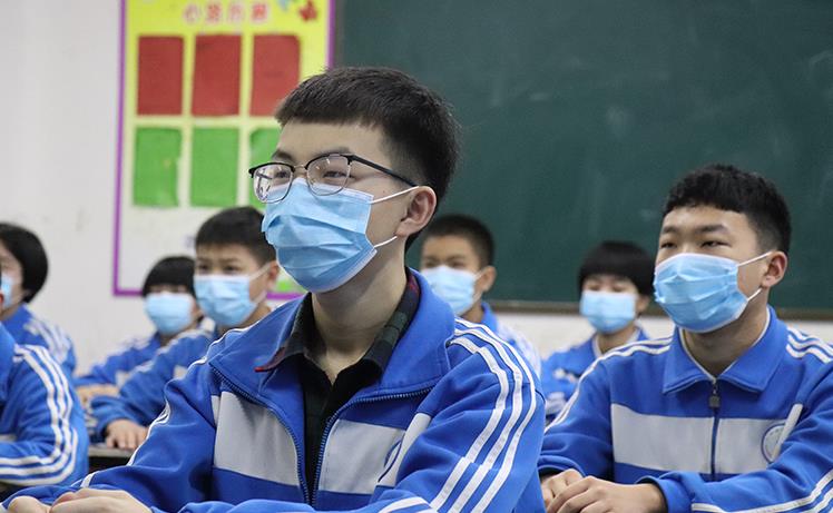 中小学|“我一个月工资就买一套校服？”小学生天价校服曝光，就长这样？