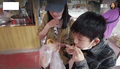 董洁|董洁和家人聚餐，素颜出镜眼袋重难掩疲惫，却自称像未长大的孩子