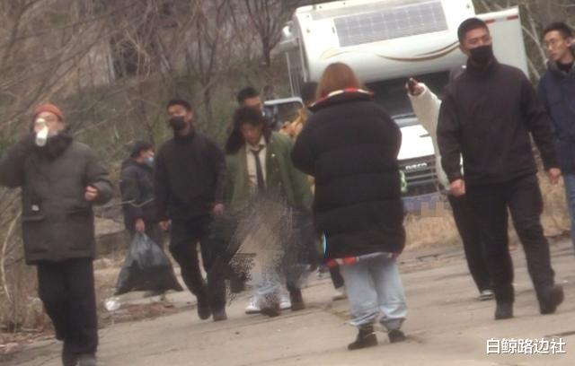 王宝强|王宝强新戏路透曝光!穿军大衣发型凌乱,白富美女友疑似探班陪伴