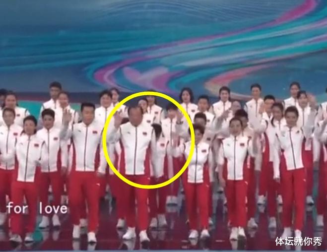 卓伟|全红婵太紧张！一亮相光顾着低头找位置，都忘了唱歌了，没存在感