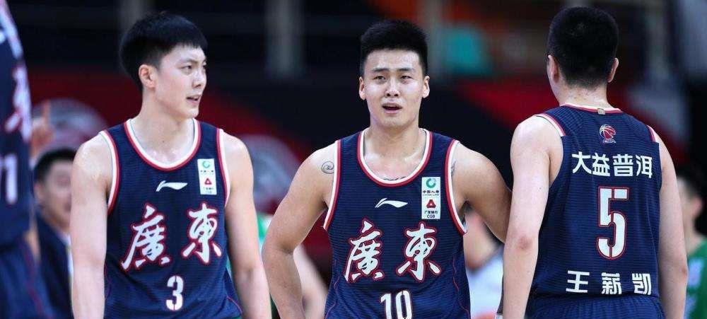 易建联|易建联效率值全队最低，与队内年轻人关系紧张，或被迫提前退役