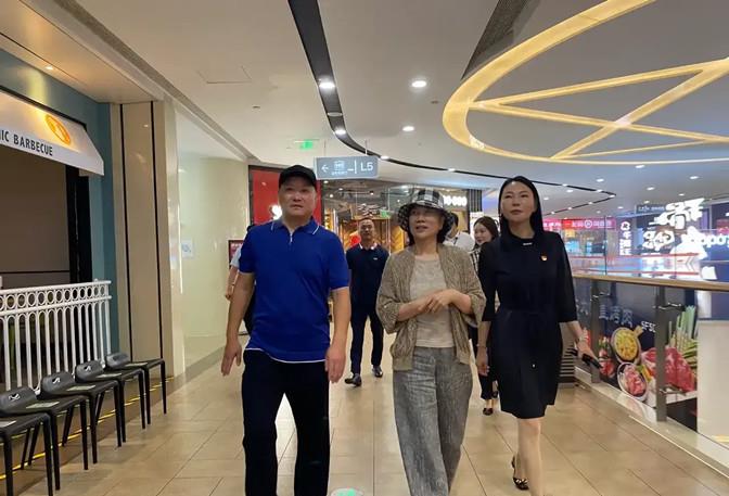 方脸妹说时尚|董明珠罕见公开露面，穿衫戴帽排场大，双手翻背迈八字步像老干部