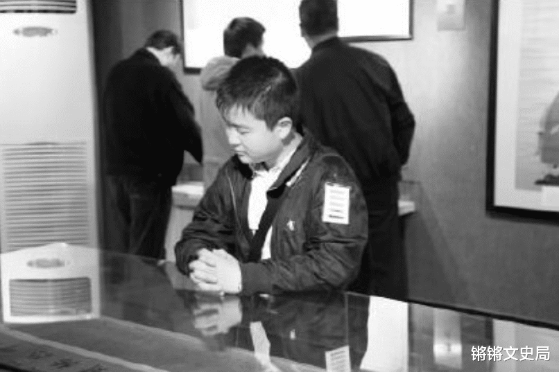 哈佛大学|回看“五道杠少年”和“不屑弟”，一个民办、一个哈佛，谁是赢家？