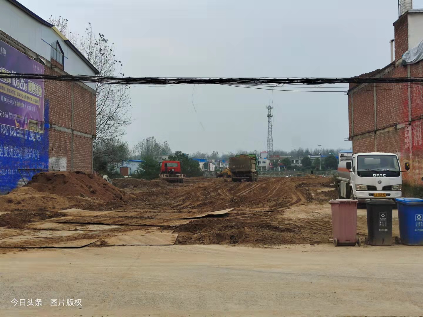 一路风景同行 光山县晏河乡的晏河，一处河床被挖坏损毁，河沙土被运至另一方